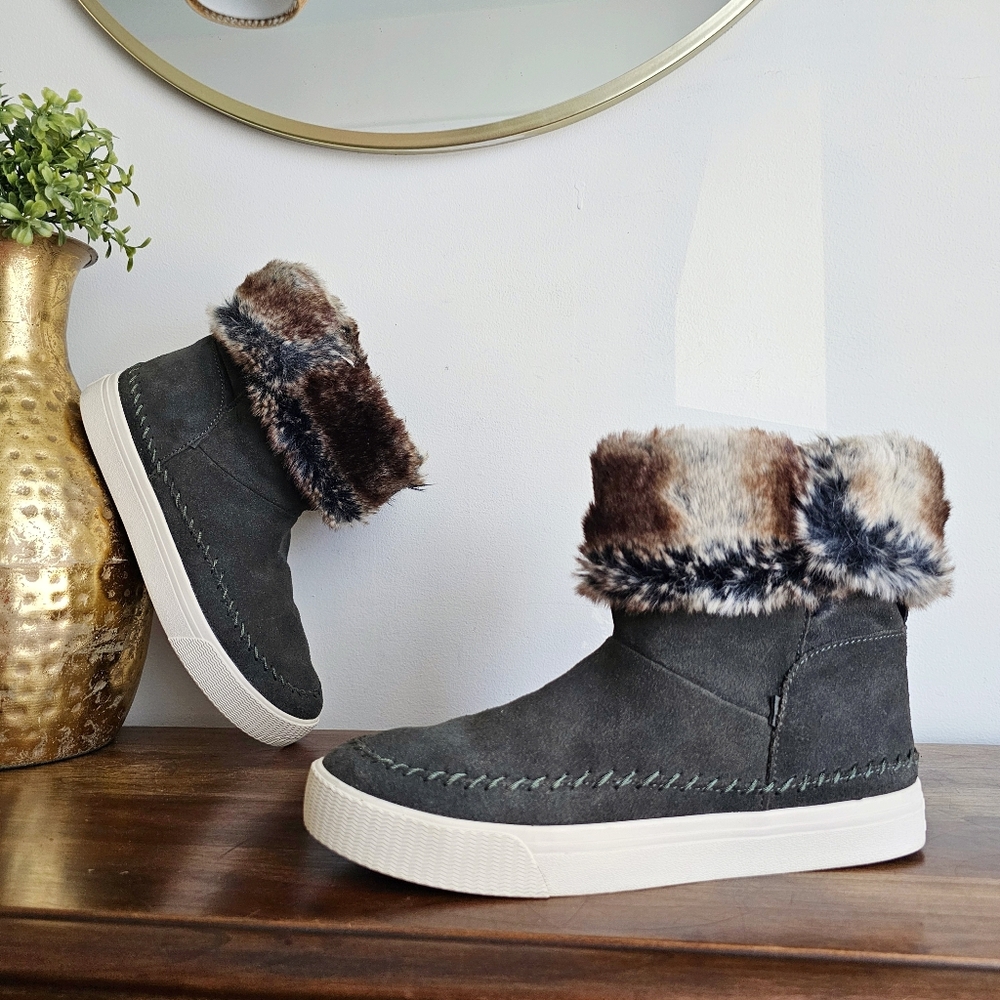 TOMS Comfy Suede Leather Faux Fur Lined Boots 8.5 Slip On High Top Sneaker Sole